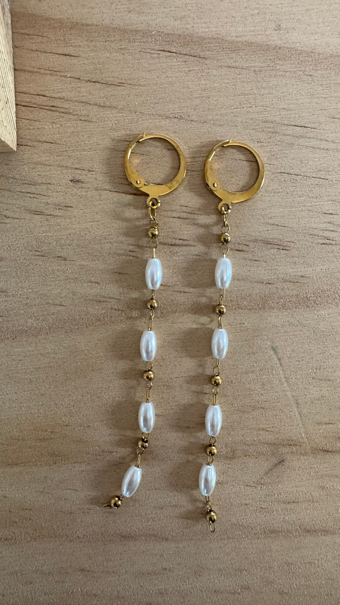 Pendientes perlas alargadas y dots dorados
