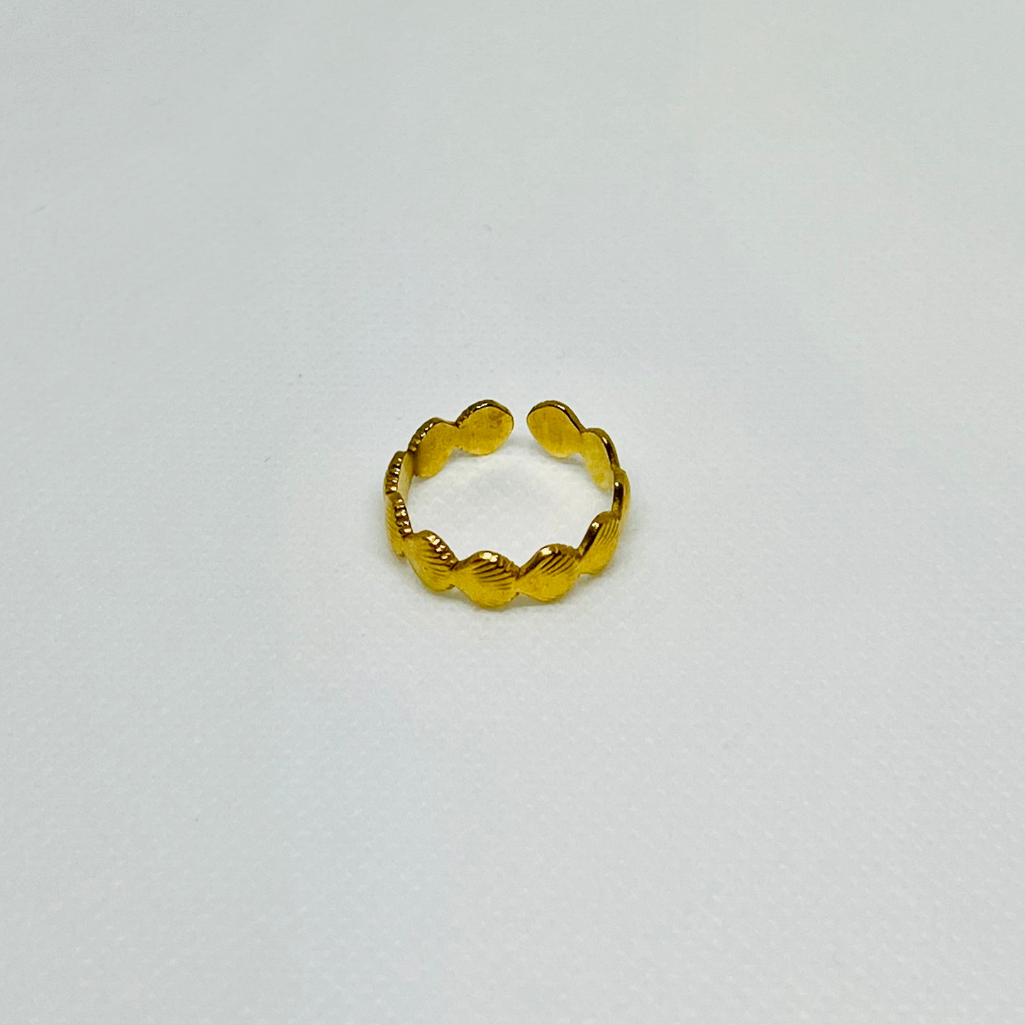 ANILLO CONCHAS ACERO BAÑADO EN ORO